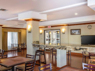 Joshua Tree Restaurant Bar(inside Oasis Inn Suites)