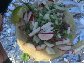 Yesenia's Tacos Y Pupusas