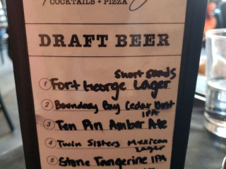 The Lounge: Cocktails Pizza