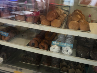 Thomas Donuts and Snack Shop