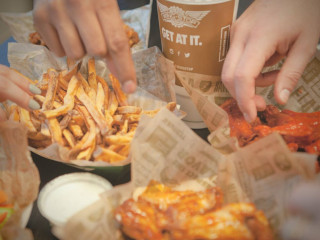 Wingstop open hours