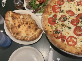 Strombolli’s Italian Pizzeria