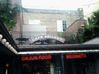 Cafe Beignet, Bourbon Street