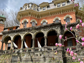 Libations Lounge At The Harry Packer Mansion