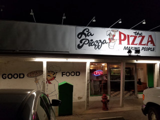 La Piazza Pizza Parker, Az