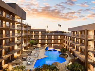 Doubletree Suites By Hilton Phoenix