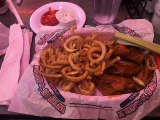 Wings 'n More Restaurant And Bar