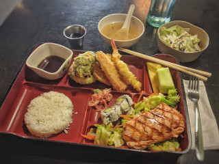 Mo Mo West Sushi Bar And Japanese Restaurant