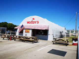 Woody's Grill In M