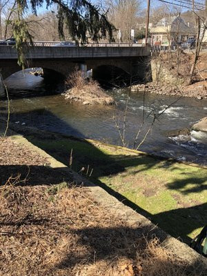 Potbelly's Riverside Cafe